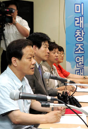 시민사회의 신당추진 세력인 ‘미래창조연대 창당추진위원회’의 최열 공동대표(맨 왼쪽)가 발기인 대회를 이틀 앞둔 6일 오후 서울 태평로 한국언론회관에서 기자간담회를 열고, 창당 및 통합에 대한 일정과 입장을 밝히고 있다. 김태형 기자 xogud555@hani.co.kr
