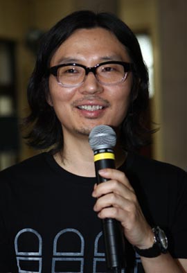 디자이너 홍승완씨가 6일 옛 서울역사에서 패션쇼에 앞서 이번 행사의 취지를 말하고 있다. 김명진 기자 littleprince@hani.co.kr