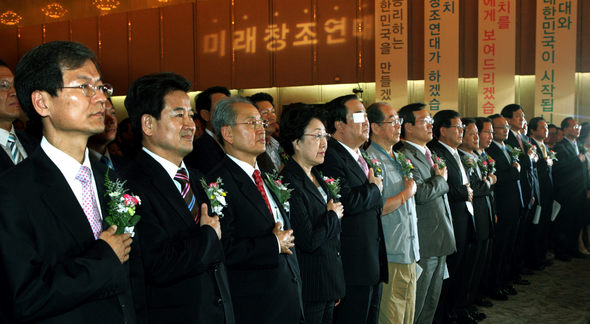 ‘미래창조연대’ 창당 발기인대회가 열린 8일 서울 여의도 63빌딩 국제회의장에서 참석자들이 국민의례를 하고 있다. 왼쪽부터 천정배 의원, 정동영 전 열린우리당 의장, 김호진 미래창조연대 중앙위원, 한명숙 전 총리, 문희상 전 열린우리당 의장, 박형규 목사, 정대화 미래창조연대 중앙위원, 오충일 창당준비위원장, 최열 정책자문위원, 김근태 전 열린우리당 의장, 이해찬 전 총리, 신기남 전 열린우리당 의장. 김종수 기자 jongsoo@hani.co.kr