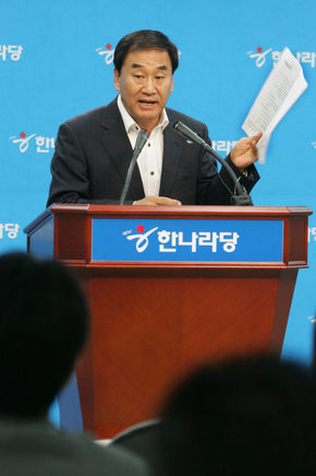 한나라당 경선후보인 이명박 전 서울시장 진영의 이재오 최고위원이 8일 서울 여의도 선대위 사무실에서 기자간담회를 하고 있다. 김종수 기자 jongsoo@hani.co.kr