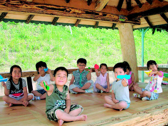  청주 내곡초등학교 학생들이 원두막 교실에 올라가 수업을 하고 있다. 청주 내곡초 제공