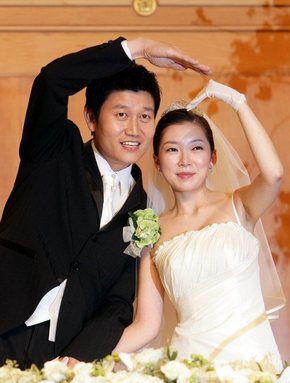 9일 오후 신라호텔에서 결혼을 하는 개그맨 겸 사업가인 신랑 박승대씨와 신부 송재연씨가 결혼을 앞두고 열린 기자회견에서 다정한 포즈를 취하고 있다.(서울=연합뉴스)