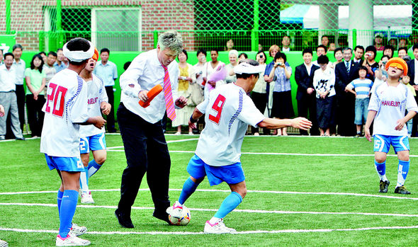 충주 성심맹아원 시각장애인 축구팀 ‘하늘빛’ 선수들이 11일 오전 충주시 ‘히딩크 드림필드’에서  히딩크 전 한국축구 국가대표팀 감독과 함께 축구 경기를 벌이고 있다. 충주/이종근 기자 <A href="mailto:root2@hani.co.kr">root2@hani.co.kr</A>