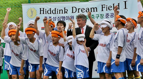 거스 히딩크 전 한국축구 국가대표팀 감독과 성심맹아원 하늘빛축구단 소속 아이들이 11일 열린 시각장애인 전용축구장 ‘드림필드’ 준공식에서 기념사진을 찍으며 즐거워 하고 있다. 충주/이종근 기자 root2@hani.co.kr