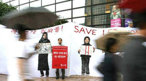 박노해 시인이 11일 오후 서울 광화문 교보빌딩 앞에서 레바논에 전투병 대신 의료 재건부대를 보낼 것을 촉구하는 1인 시위를 벌이고 있다. 정부는 지난 4일 전투병 선발대 60여명을 레바논에 파병한데 이어, 오는 19일 300여명의 본대를 파병할 예정이다. 김봉규 기자 <A href="mailto:bong9@hani.co.kr">bong9@hani.co.kr</A>