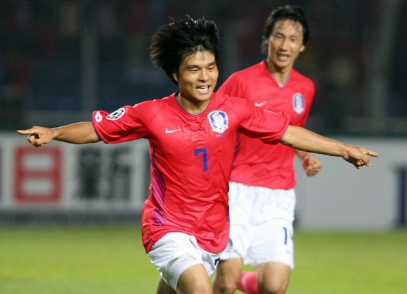 아시안컵 한국 대 사우디아라비아 경기가 열린 11일 오후 자카르타 글로라 붕카르노 경기장에서 최성국이 골을 성공시킨 뒤 환호하고 있다. 연합뉴스