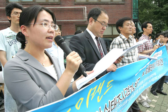 민주화를 위한 전국교수협의회 등 5개 단체가 12일 오전 서울 청운동사무소 앞에서 기자회견을 열어 뉴코아-이랜드 비정규직 노동자 탄압 실태조사 결과를 발표하고 있다. 장철규 기자 chang21@hani.co.kr