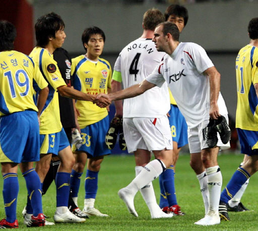 성남의 조용형(왼쪽)과 볼턴의 개빈 맥캔이 12일 서울 월드컵경기장에서 열린 ‘2007 피스컵 코리아’에서 경기를 마친 뒤 악수를 나누고 있다. 박종식 기자 <A href="mailto:anaki@hani.co.kr">anaki@hani.co.kr</A>