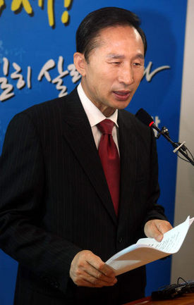 이명박 한나라당 경선후보가 12일 서울 여의도 사무실에서 신혼부부 내집마련 지원 정책을 발표하고 있다. 김태형 기자 <A href="mailto:xogud555@hani.co.kr">xogud555@hani.co.kr</A>
