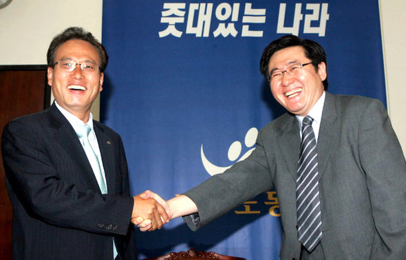 문성현 민주노동당 대표(왼쪽)와 금민 한국사회당 대표가 13일 국회 에서 열린 양당 첫 공식 만남에서 악수하고 있다. 양당은 진보대연합을 함께 추진해 나가기로 하고, 비정규직 문제의 해결을 위해 공동 행동을 펼치기로 했다.  김종수 기자 <A href="mailto:jongsoo@hani.co.kr">jongsoo@hani.co.kr</A>