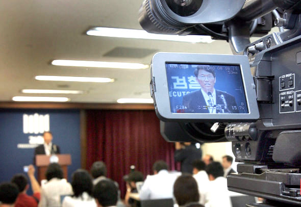 박철준 서울중앙지검 1차장검사가 13일 오후 서울 서초동 검찰청사에서 김승연 한화그룹 회장 보복폭행 사건 수사과정의 외압 의혹에 대한 수사 결과를 발표하고 있다. 김진수 기자 <A href="mailto:jsk@hani.co.kr">jsk@hani.co.kr</A>