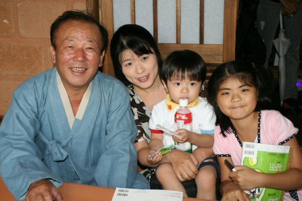 14일 도쿄 신주쿠의 쇼쿠안도리에 있는 한국전통 민속식당인 ‘오작교‘에서 오전과 오후 두 차례에 걸쳐 자신의 첫 팬미팅을 마친 뒤 참가한 일본 팬 전원에게 사인을 선물하고, 함께 기념사진을 찍은 탤런트 임현식. (도쿄=연합뉴스)