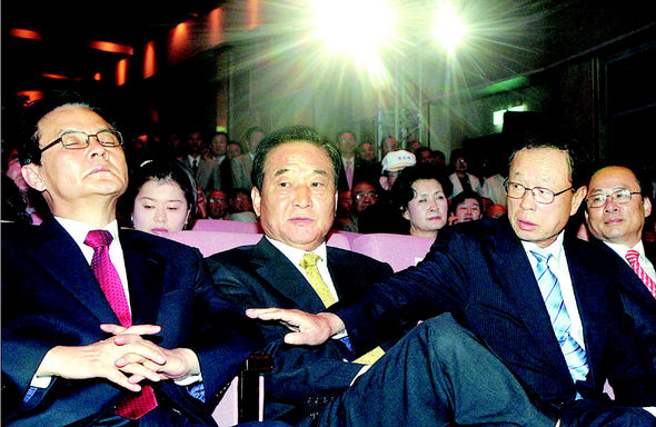이명박 한나라당 경선 후보 캠프의 박희태 선대위원장(오른쪽)이 16일 오전 국회 의원회관 대회의실에서 열린 박근혜 후보의 자서전 출판기념회에 축하인사를 하러 참석해, 생각에 잠겨 있는 박 후보 캠프의 홍사덕 공동선대위원장(왼쪽)에게 말을 걸고 있다. 가운데는 박 후보 캠프의 서청원 상임고문. 김종수 기자 jongsoo@hani.co.kr