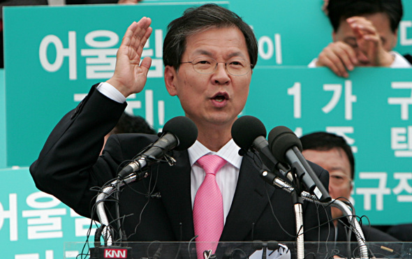 (서울=연합뉴스) 백승렬 기자 = 천정배 의원이 10일 국회에서 열린 대선 출마선언식에서 민생정치를 역설하고 있다. srbaek@yna.co.kr