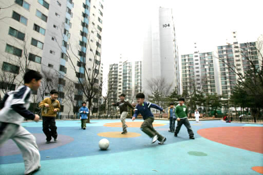 지난해 환경운동연합의 ‘환경 아파트’ 공모전에서 대상을 받은 서울 노원구 하계동 청구1차 아파트 마당에서 아이들이 공을 차고 있다. 이정아 기자 <A href="mailto:leej@hani.co.kr">leej@hani.co.kr</A>