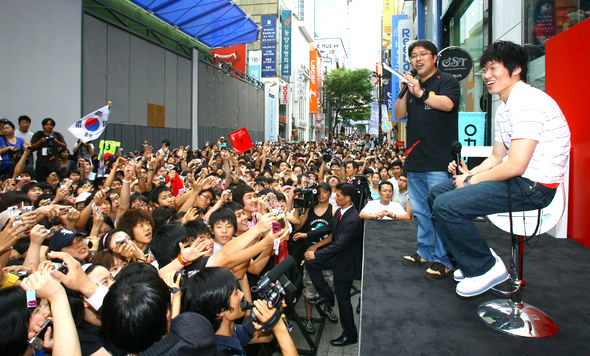 <b>“지성 떴다” 명동이 들썩</b>  ‘파워 엔진’ 박지성(맨체스터 유나이티드)이 17일 서울 명동 나이키 맨유 스토어 개장식에 참석해 팬들과 만남을 갖고 있다. 현재 재활중인 박지성은 19일 오후 5시30분 서울 신당동 청구초등학교에서 열리는 ‘맨유 사커스쿨’에도 참가해, 나이키3 풋살대회에서 뽑힌 유소년 축구선수 32명에게 강습을 한다. 연합뉴스