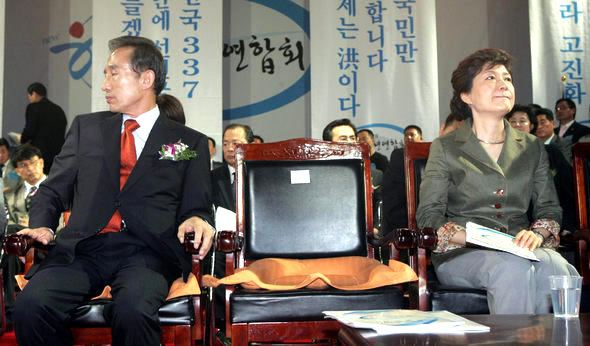 한나라당 경선 경쟁자인 이명박 후보와 박근혜 후보가 17일 오후 서울 송파구 올림픽공원 역도경기장에서 열린 한나라당 전국청년연합회 출범식에서 서로 다른 곳을 바라보고 있다. 극도로 달궈진 경선 분위기 탓인지 두 후보는 서로 인사한 뒤엔 한마디도 이야기를 나누지 않았다. 김종수 기자 <A href="mailto:jongsoo@hani.co.kr">jongsoo@hani.co.kr</A>