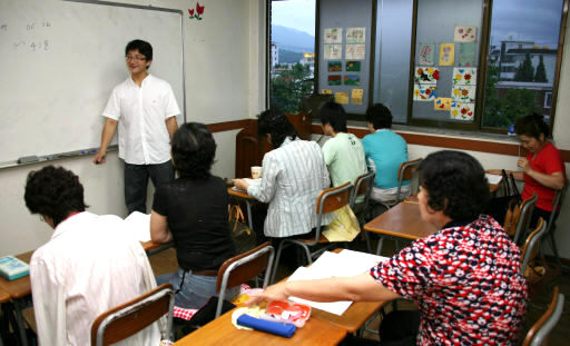 16일 저녁 대전 성은야학에서 학생들이 이의성 교사와 검정고시 대비 문제풀이 수업을 하고 있다.