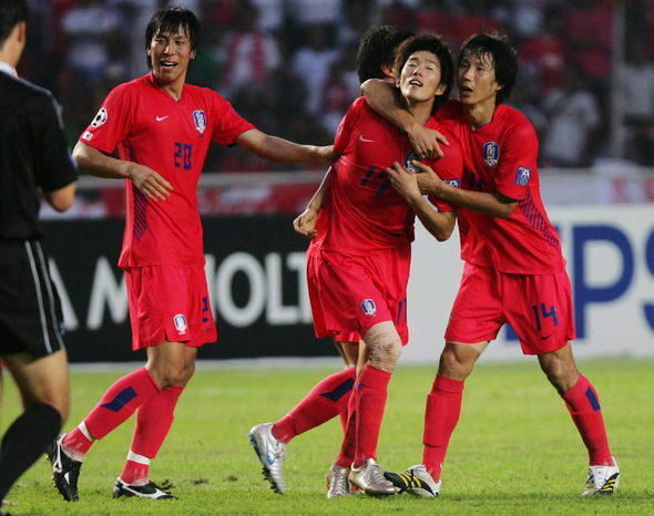 한국의 김정우(가운데)가 18일 아시안컵 D조 인도네시아와의 3차전에서 전반 33분에 골을 넣은 뒤 손대호(왼쪽)와 김상식(오른쪽)에게 축하를 받고 있다. 자카르타/AP 연합