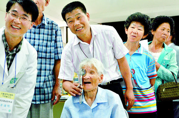 전남 곡성군 석곡면 농협 2층 강당에 마련된 ‘농촌 순회진료장’ 