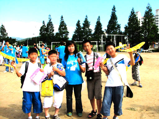 지난해 여름 전라남도 여수시 도원초등학교에서 열린 발명학교에서 참가한 바람개비 회원과 학생들. 사진 바람개비 제공