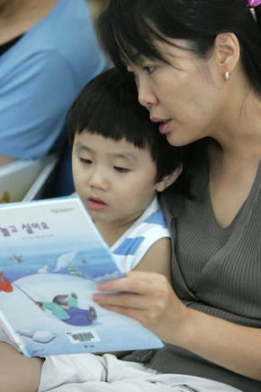 너무 많이 간섭해도 안 되고, 나몰라라 해도 안 되는 게 부모들의 독서지도다. 그러기 위해서는 책 선택에서부터 책 읽기 방법, 독후활동에 이르기까지 부모들의 세심한 관심과 주의가 요구된다.