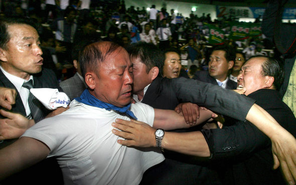 한나라당 대선 경선후보 첫 합동 연설회가 열린 22일 오후 제주시 한라체육관에서 이명박, 박근혜 후보쪽 지지자들이 연단 맞은 편의 좋은 자리를 먼저 차지하려고 몸싸움을 벌이며 서로 상대 지지자들을 끌어내리고 있다. 제주/김종수 기자 <A href="mailto:jongsoo@hani.co.kr">jongsoo@hani.co.kr</A>