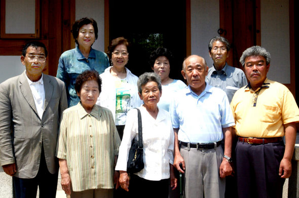 이달 말까지 마을 땅을 사지 못하면 강제 퇴거당할 처지에 몰린 일본 우토로 마을 동포들이 토지매입 대금을 마련하기 위한 마지막 희망 순례에 나섰다. 22일 오후 서울 북촌 은덕문화원을 찾은 우토로 주민 대표들. 노혜민 인턴기자(한동대 국제어문학부4) waiting4dadasi@empal.com