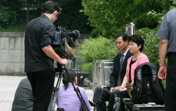 아랍권 대표 방송인 알자지라 방송 관계자들이 22일 오후 경기도 성남 분당중학교 교정에서 아프간에서 무장단체에 피랍된 이주연(27)씨 부모의 딸의 무사귀환을 바라는 심경에 대한 인터뷰를 하고 있다.(성남=연합뉴스)