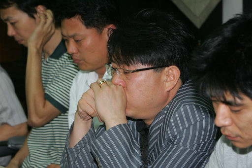 23일 밤 서울 서초동 한민족복지재단에 모여 있는 아프가니스탄 피랍자 가족들이 협상 마감 시한이 다가오자, 초조한 표정을 감추지 못하고 있다. 사진공동취재단