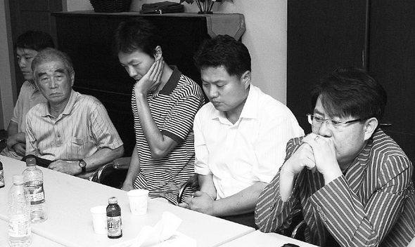23일 밤 서울 서초동 한민족복지재단에 모여 있는 아프가니스탄 피랍자 가족들이 협상 마감 시한이 다가오자, 초조한 표정을 감추지 못하고 있다. 사진공동취재단