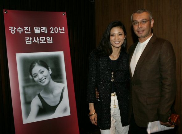 발레리나 강수진씨가 자신의 발레인생 20년을 감사하는 모임을 22일 신라호텔에서 가졌다. 사진은 강수진씨 부부.서울사이버대학교 제공.(서울=연합뉴스)
