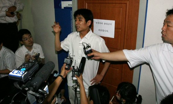 한국인 인질을 납치한 아프칸 탈레반이 마지막 협상시한을 통보한 25일 서울 서초동 한민족 복지재단에 차성민 피랍자 가족 대표가 기자회견하고 있다. (서울=연합뉴스) 한국인 인질을 납치한 아프칸 탈레반이 마지막 협상시한을 통보한 25일 서울 서초동 한민족 복지재단에 차성민 피랍자 가족 대표가 기자회견하고 있다. (서울=연합뉴스)