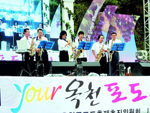 청원색소폰동호회가 지난 22일 막을 내린 옥천포도축제에서 축하 공연을 하고 있다. 청원색소폰동호회 제공