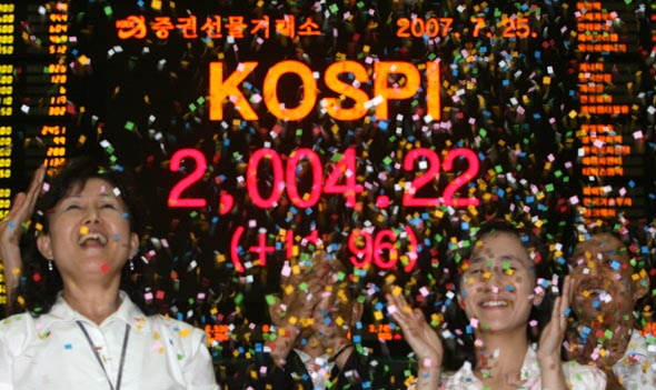 코스피지수가 종가기준 2,000포인트를 돌파해 2,004.22포인트로 마감한 25일 오후 서울 여의도 증권선물거래소에서 직원들이 종이 ‘꽃가루‘가 날리는 가운데 환호하고 있다. 김진수 기자 jsk@hani.co.kr