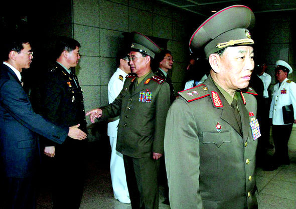 26일 판문점 남쪽 평화의집에서 열린 제6차 남북 장성급 군사회담 종결회의가 결렬된 뒤 김영철 단장(맨 오른쪽) 등 북한 대표단이 돌아가고 있다. 판문점/사진공동취재단