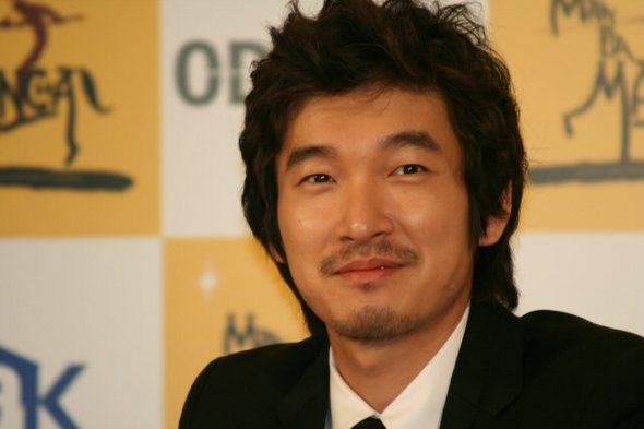 배우 조승우가 오는 9월 뮤지컬 '맨오브라만차'의 일본 공연에 앞서 25일 오전 도쿄 뉴오타니호텔 연회홀에서 열린 기자회견에서 작품에 대한 설명과 포부를 밝히고 있다. gounworld@yna.co.kr