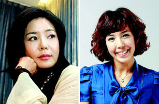 김지숙(51·왼쪽 사진·극단 전설 대표), 전수경(41·오른쪽)씨