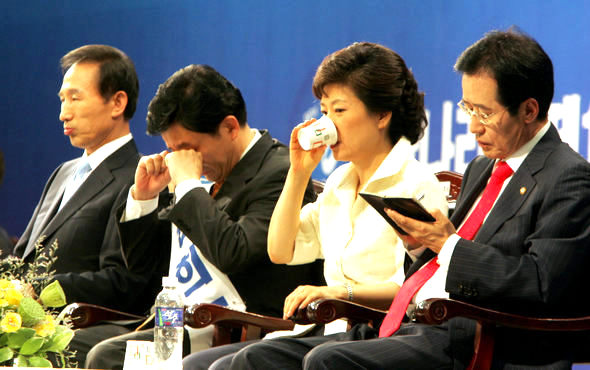 한나라당의 이명박, 원희룡, 박근혜, 홍준표 경선후보(왼쪽부터)가 27일 오후 울산광역시 중구 남외동 동천체육관에서 열린 합동연설회에 참석해 자신의 연설 차례를 기다리며 제각각의 모습을 보이고 있다. 울산/김종수 기자 jongsoo@hani.co.kr