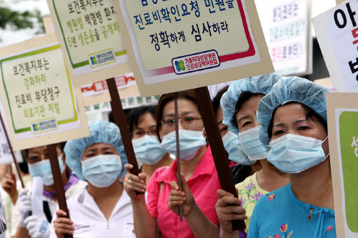 ‘가톨릭대성모병원 진료비 대책위원회’를 함께 꾸린 백혈병 환자 및 보호자, 시민단체 회원들이 27일 서울 영등포구 여의도 가톨릭대 성모병원 후문 앞에서 보건복지부 실사 결과 환자들에게 진료비 28억원을 부당·허위 청구한 것으로 드러난 병원 쪽에 항의하는 기자회견을 열고 있다. 김명진 기자 <A href="mailto:littleprince@hani.co.k">littleprince@hani.co.k</A>