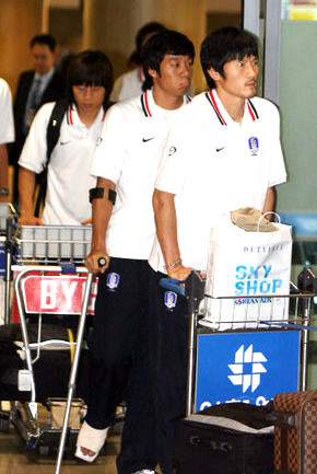 축구대표팀 귀국 / 조재진(맨 앞) 등 2007 아시안컵에서 3위를 차지한 축구대표팀이 30일 오전 인천공항 입국장을 나서고 있다. 인천공항/연합뉴스