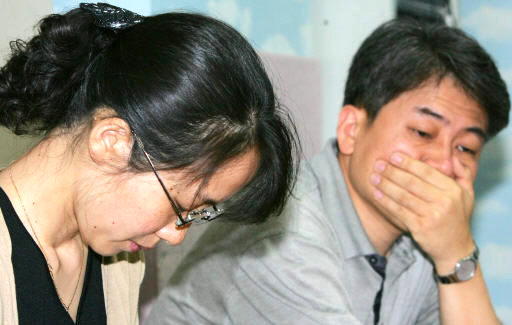 아프가니스탄에서 탈레반에 납치됐다 살해된 고 배형규 목사의 주검이 한국에 도착한 30일 부인 김희연(왼쪽)씨와 형 배신규씨가 경기 분당에 마련된 피랍가족모임 사무실에서 침통한 표정을 짓고 있다. 사진공동취재단