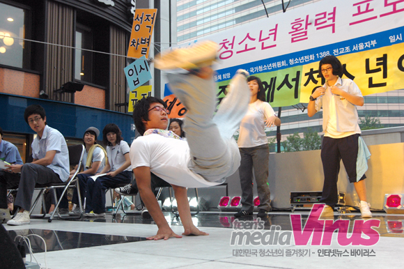 춤을 통해 성적차별 등 한국 교육 문제에 대해 이야기한 청소년들  ⓒ 인터넷뉴스 바이러스