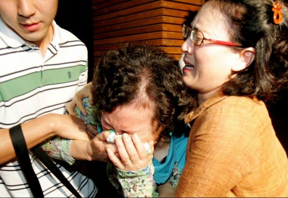 31일 새벽 탈레반이 심성민씨를 살해한 것으로 추정된다는 소식을 전해들은 심성민씨의 어머니(가운데)가 가족의 부축을 받고 피랍가족모임 사무실로 들어서며 오열하고 있다. (성남=연합뉴스)
