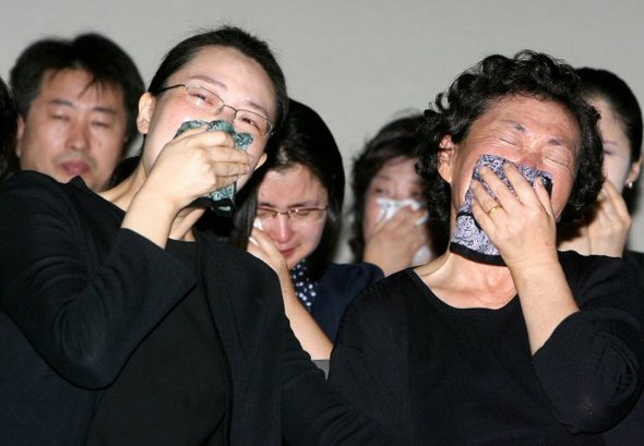 4일 오전 경기 성남시 분당서울대병원에서 치러진 아프간 피랍 희생자 고(故) 심성민씨 영결식에서 유족들이 고인의 활동모습이 담긴 영상을 보며 눈물 흘리고 있다. (서울=연합뉴스)