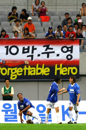 박주영이 지난 4일 서울월드컵경기장에서 열린 2007 K-리그 올스타전에서 중부 올스타로 출전해 골을 넣은 뒤  이근호와 함께 춤을 추며 골 세리머니를 하고 있다. 연합뉴스