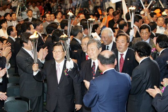 5일 서울 송파구 올림픽공원에서 열린 대통합민주신당 창당대회에서 오충일 대표, 정대철, 김호진, 김한길, 정균환, 김상희 공동창당준비위원장 등이 성화를 들고 입장하고 있다. 연합뉴스