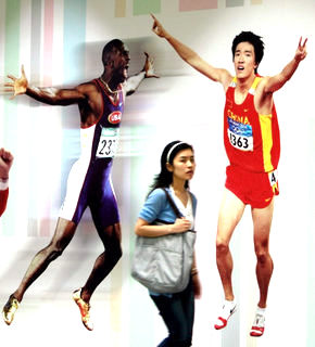 한 중국여성이 2008 베이징올림픽 개막을 1년 앞둔 8일 베이징 지하철역에 설치된 중국 육상 영웅 루시앙(오른쪽) 포스터 옆을 걸어가고 있다. 베이징/AFP연합