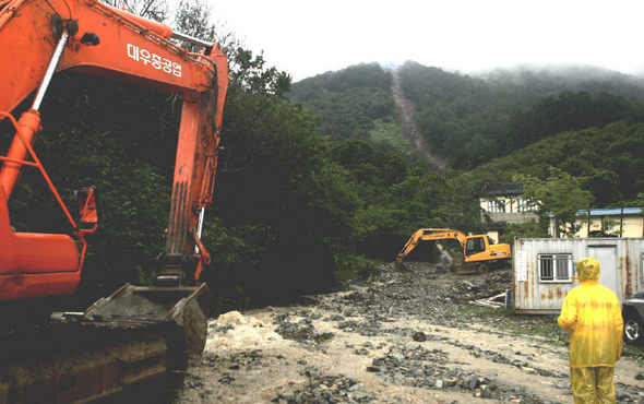 전날 내린 비로 산사태가 일어난 경남 의령군 가례면 자굴산 자락에서 8일 오전 군청 관계자들이 굴삭기 등을 동원해 복구 작업을 벌이고 있다. 의령/연합뉴스
