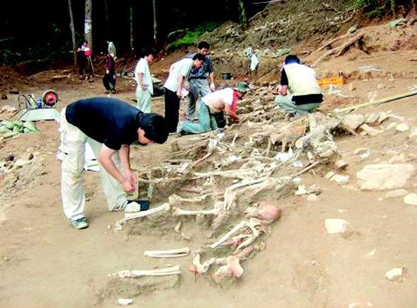 충북대 박물관 우종윤 박사팀이 청원군 남일면 분터골에서 한국전쟁 초기 민간인 학살 유해 발굴을 하고 있다. 진실 화해위 제공